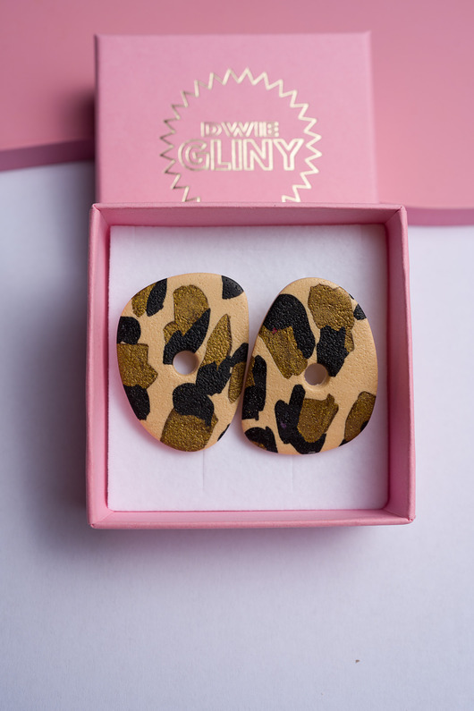 kolczyki z masy plastycznej Wiszące kolczyki sztyfty w panterkę