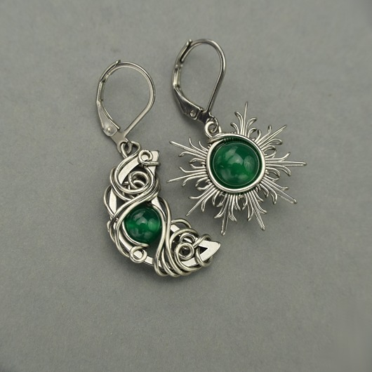 kolczyki wire wrapping Asymetryczne kolczyki księżyc i słońce zielony onyks wire wrapping