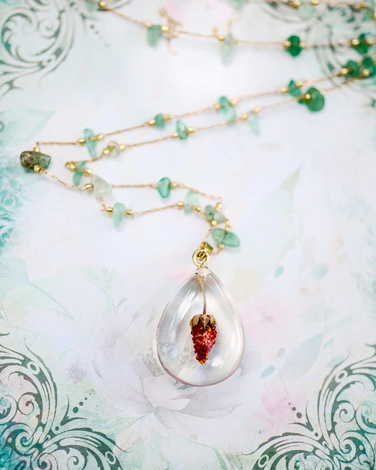 wisiory Fruit gems - naszyjnik z poziomką w żywicy z awenturynem