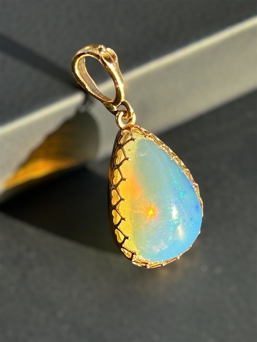 wisiory Wisior z opalem etiopskim w złotej oprawie