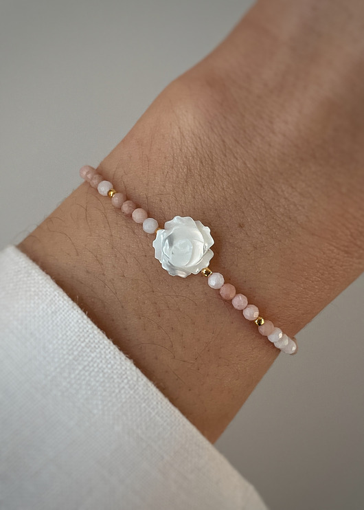bransoletki z kamieni naturalnych Bransoletka na nici z opalu z różą z masy perłowej