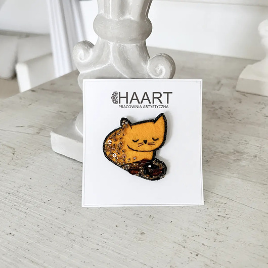broszki Broszka KOT 13 ręcznie haftowana przypinka kotek
