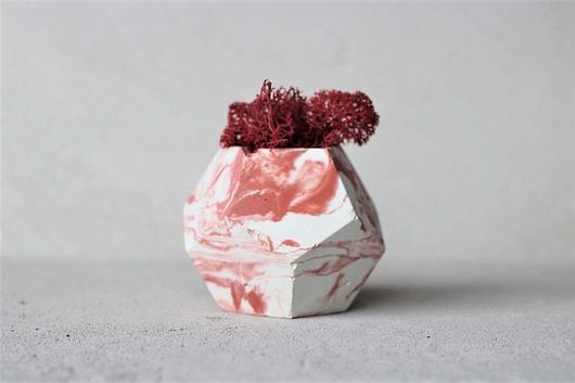 Doniczka z betonu 5KĄT MARBLE RED SBN Design