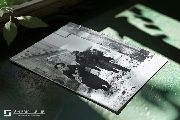 fotografia Unikatowy wydruk - Dwóch mężczyzn I Wystawa Kraków Stories 2025 I 40x30 cm