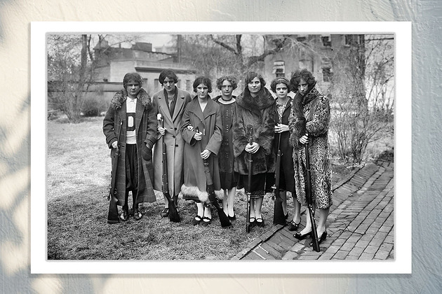 fotografia Fotografia z passe-partout; Kobiety z karabinami