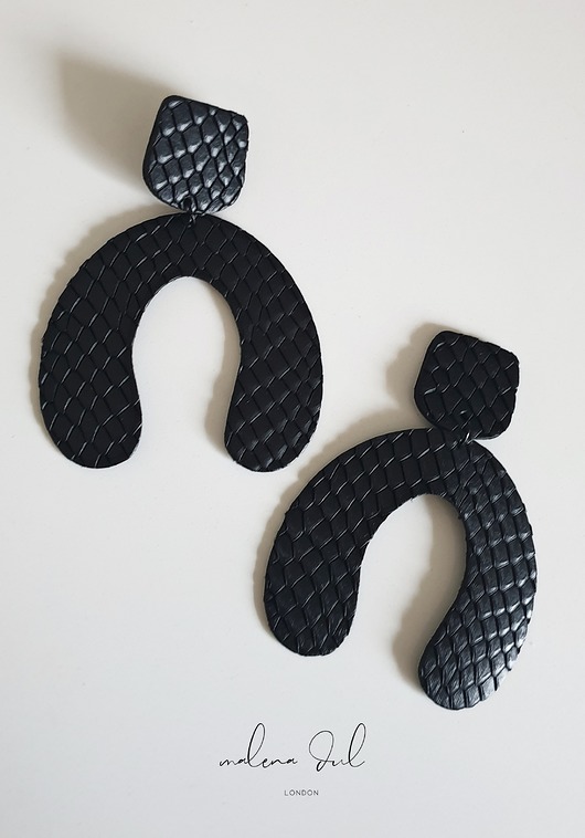 kolczyki - inne UNO duże geometryczne kolczyki z tłoczonej czarnej skóry wąż animal print