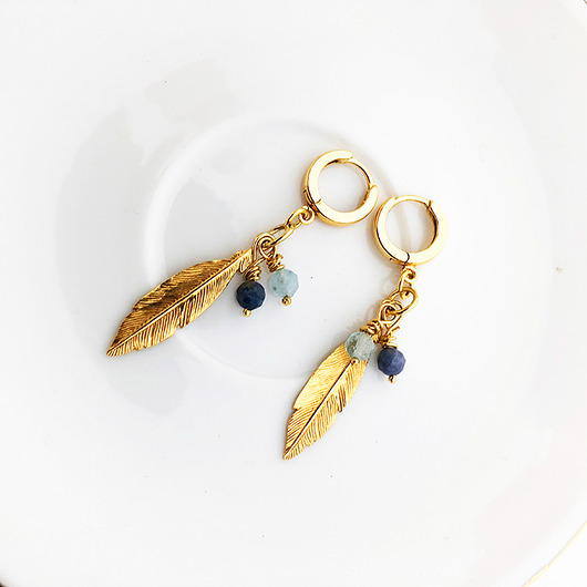 kolczyki z kamieniami Złote kolczyki z piórami i kamieniami