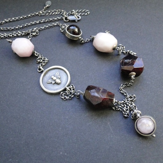 korale Naszyjnik Granaty & pszczoła