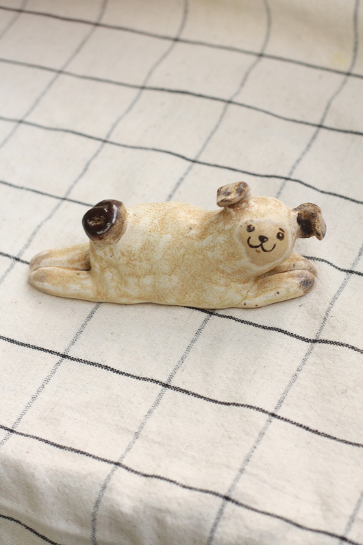 figurki i rzeźby Figurka mały mops. Ceramiczny piesek