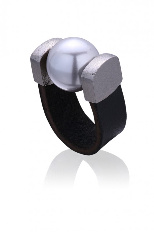 Grey Pearl Ring in Palladium Joccos Design