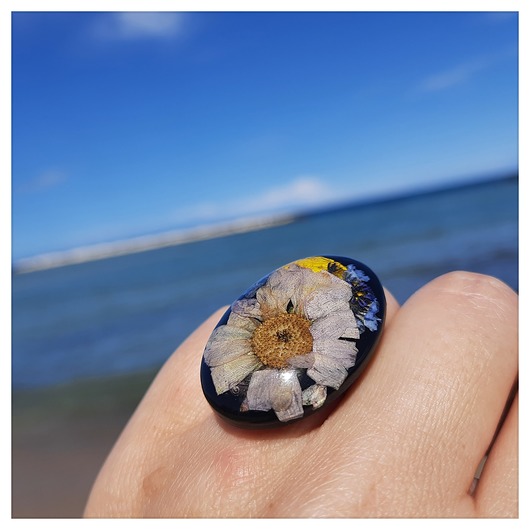 Pierścionek z zatopionymi dużymi kwiatami, nr 2 Figa handmade accessories