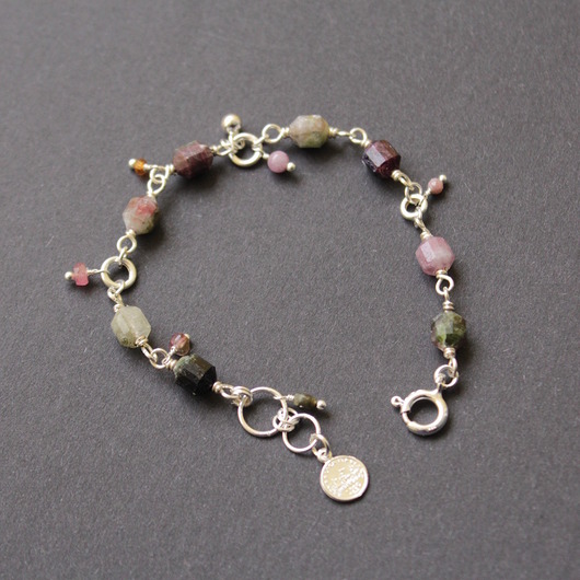 bransoletki z kamieni naturalnych Turmaliny jak malowane