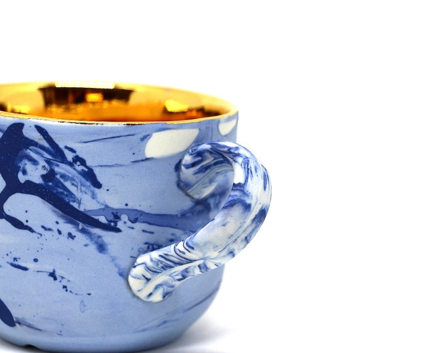 Kubek Grafik niebiesko-biały z czerwienią Mosko Ceramics