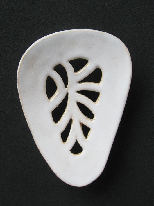 mydelniczki Mała ceramiczna mydelniczka z ażurowym wzorem