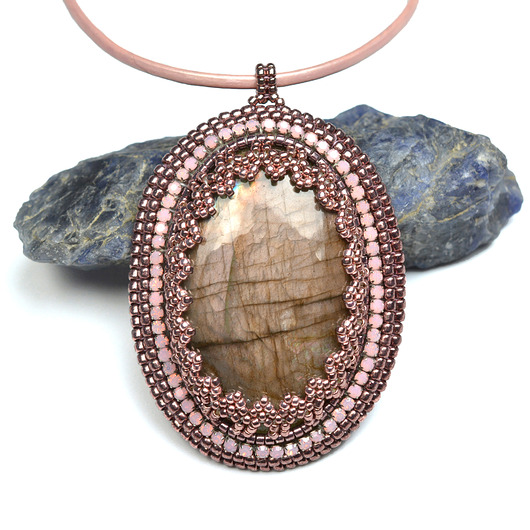 wisiory Siucairean, wisior z różowym labradorytem, haft koralikowy