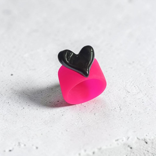 pierścionek z żywicy Pierścień z żywicy : szeroki : HEART : neon pink & black