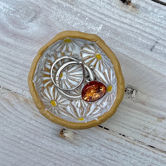 pojemniki na biżuterię Mini pojemnik na biżuterię w stokrotki na umywalkę