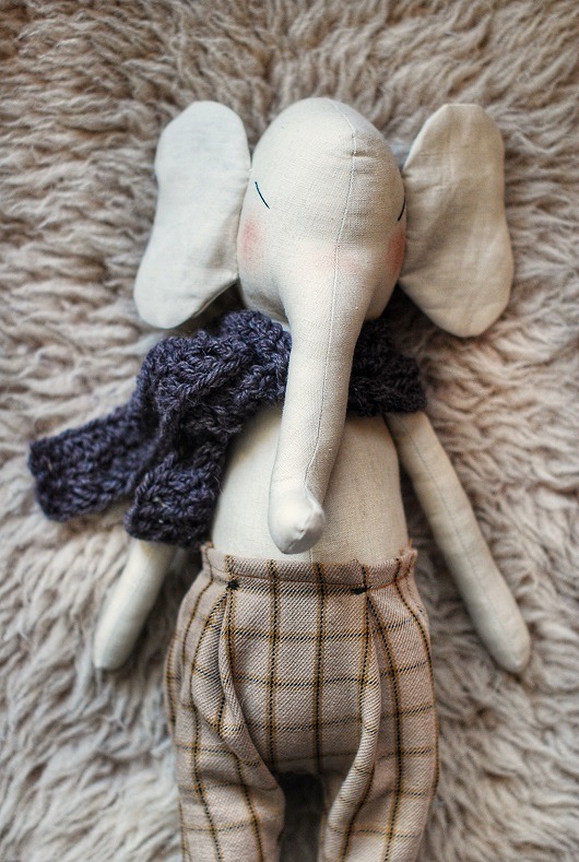 Słoń w welnianym szaliku Blue Pompon Studio