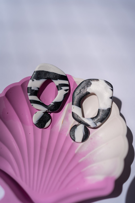 kolczyki z masy plastycznej Kolczyki zebra wiggly design sztyfty