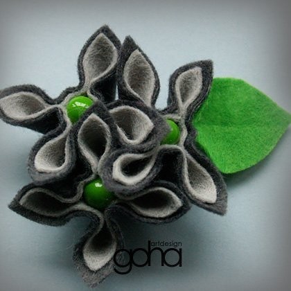 zielony groszek ubrany w szarości FlowerFelt Design