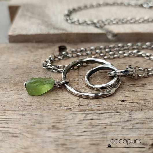 srebrne naszyjniki Srebro i surowy peridot - długi naszyjnik.