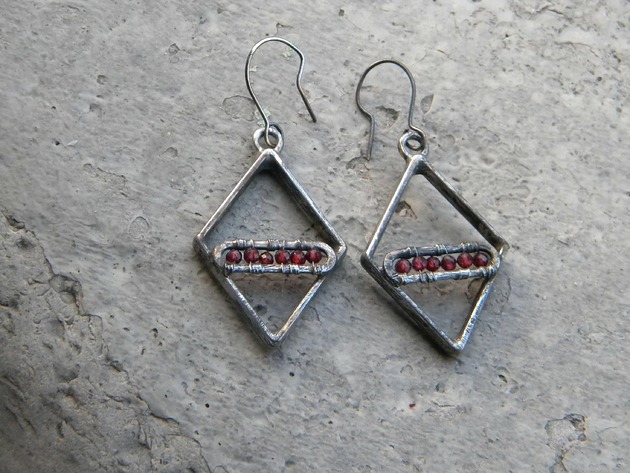 kolczyki wire wrapping Romb granat    - kolczyki