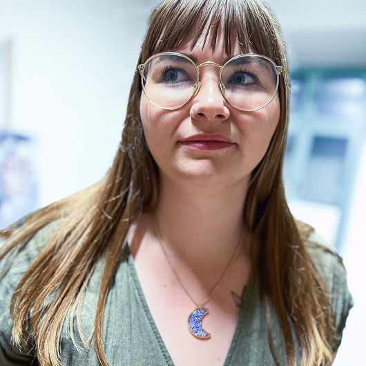 wisiory Delikatny naszyjnik z żywicy z niezapominajkami