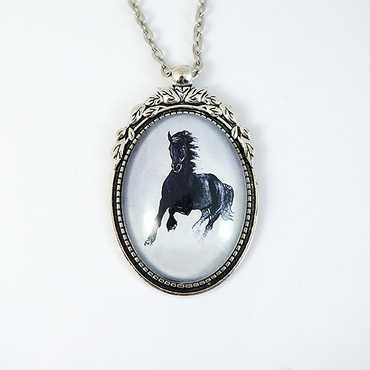 wisiory Medalion, naszyjnik - Czarny koń - zdobiony, owalny