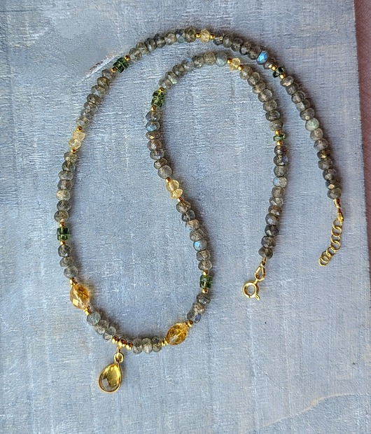 złote naszyjniki Opalizujący naszyjnik z zawieszką z cytrynem