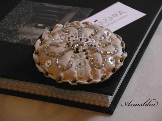 Embroidered brooch_Silver beige ANUSHKA
