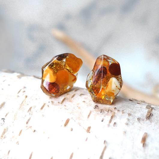 kolczyki z żywicy KOLCZYKI WKRĘTKI z bursztynem w żywicy unikatowe