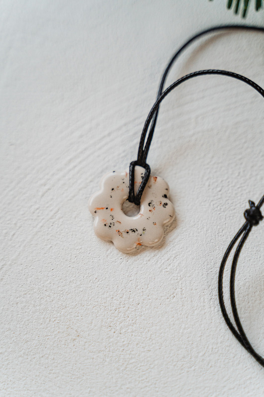wisiory Ceramiczny naszyjnik COOKIE