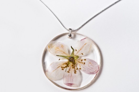 Naszyjnik z różowym kwiatem zatopionym w żywicy So Jewelry