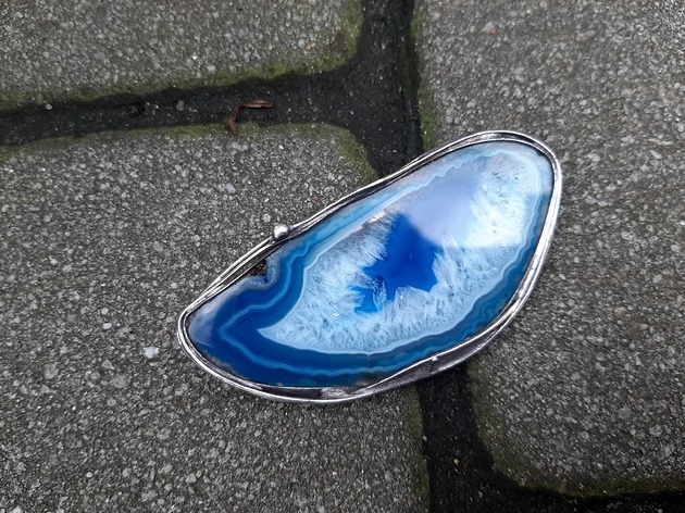 Niebiesko - broszka po drugiej stronie lustra