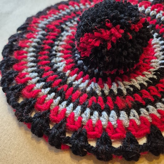 czapki damskie Unikatowy beret w wielokolorowe wzory.