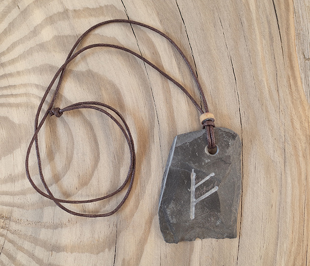 zawieszka, amulet z runą bogactwa, powodzenia martuch