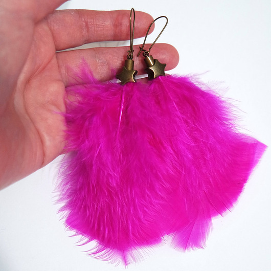 kolczyki z piórami Pióra amarant i gwiazdka - kolczyki wiszące