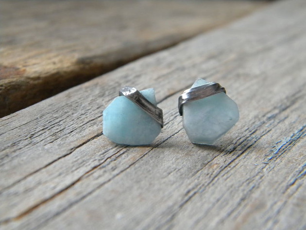 kolczyki wire wrapping Surowy akwamaryn  - sztyfciki