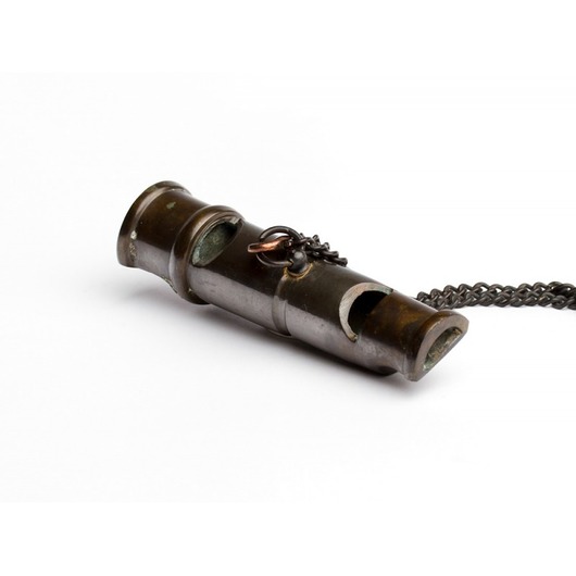 breloki dla niego Gwizdek kapitański z brązu z łańcuszkiem