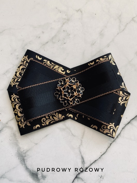 broszki Klasyk! Brosza  z delikatnymi czarno złotymi kwiatkami