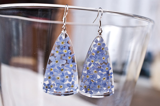 Kolczyki z niezapominajkami w żywicy So Jewelry