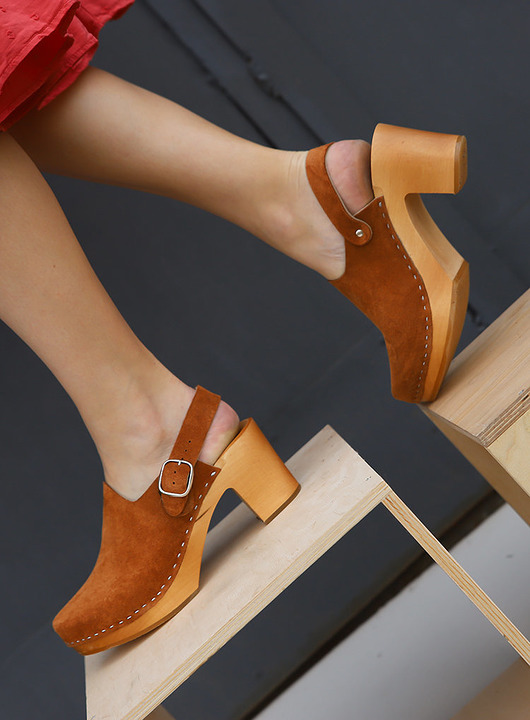 sandały i klapki damskie Drewniaki zamszowe z dekoracyjnym paskiem