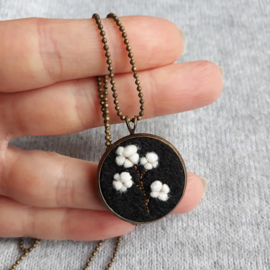 BAWEŁNA - haftowany naszyjnik Ikati Jewellery