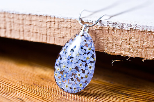 Naszyjnik z niezapominajkami w żywicy So Jewelry