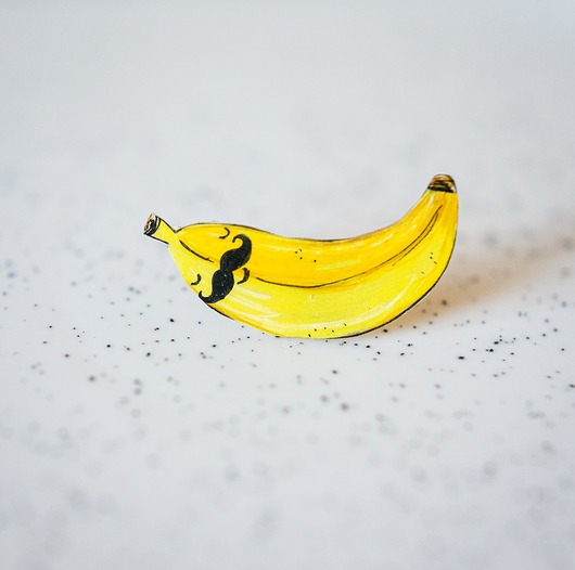 biżuteria męska Przypinka z wąsatym Bananem