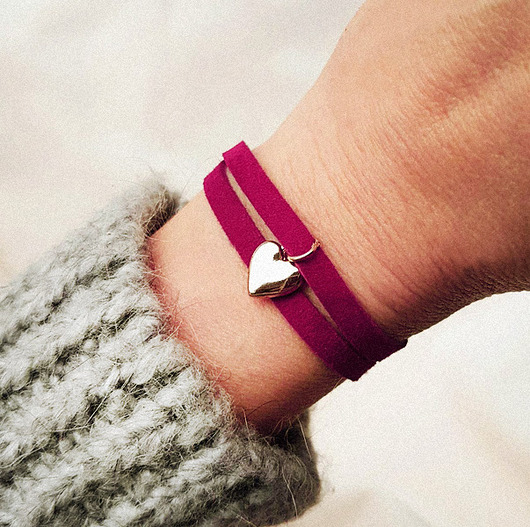 bransoletki skórzane Bransoletka zamszowa z serduszkiem fuksja