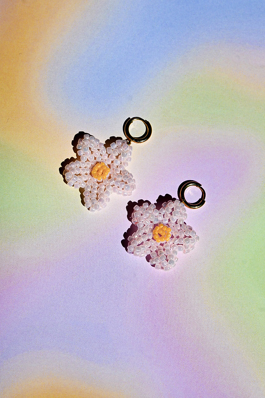 korale Różowe kwiatki, delikatne kolczyki z koralików