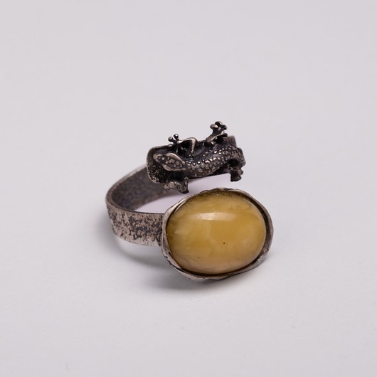 pierścionki srebrne Pierścionek srebrny regulowany z bursztynem i jaszczurką