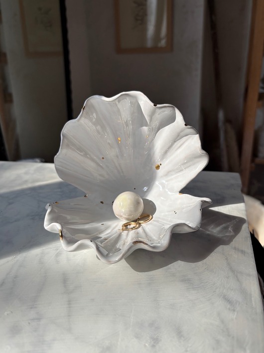 pojemniki na biżuterię Ceramiczna muszelka w złote ciapki na biżuterię prezent dla niej