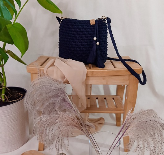 torby na ramię City bag - czarna ze złotymi dodatkami